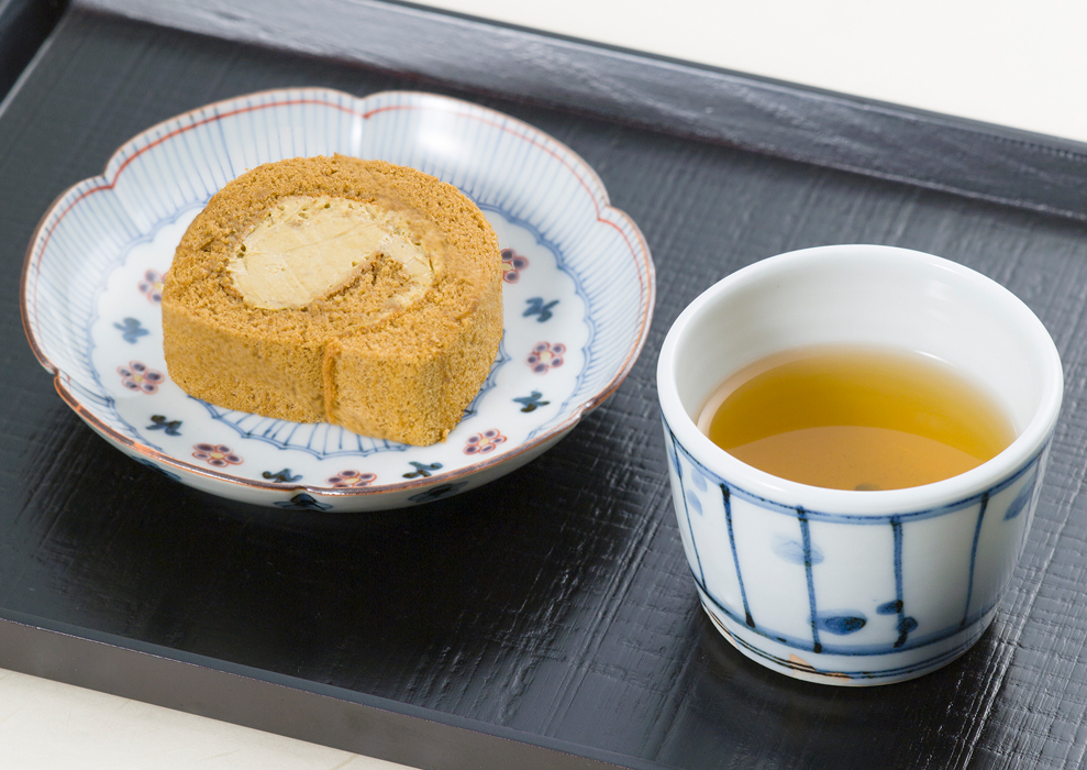 加賀棒茶とロールケーキのセット